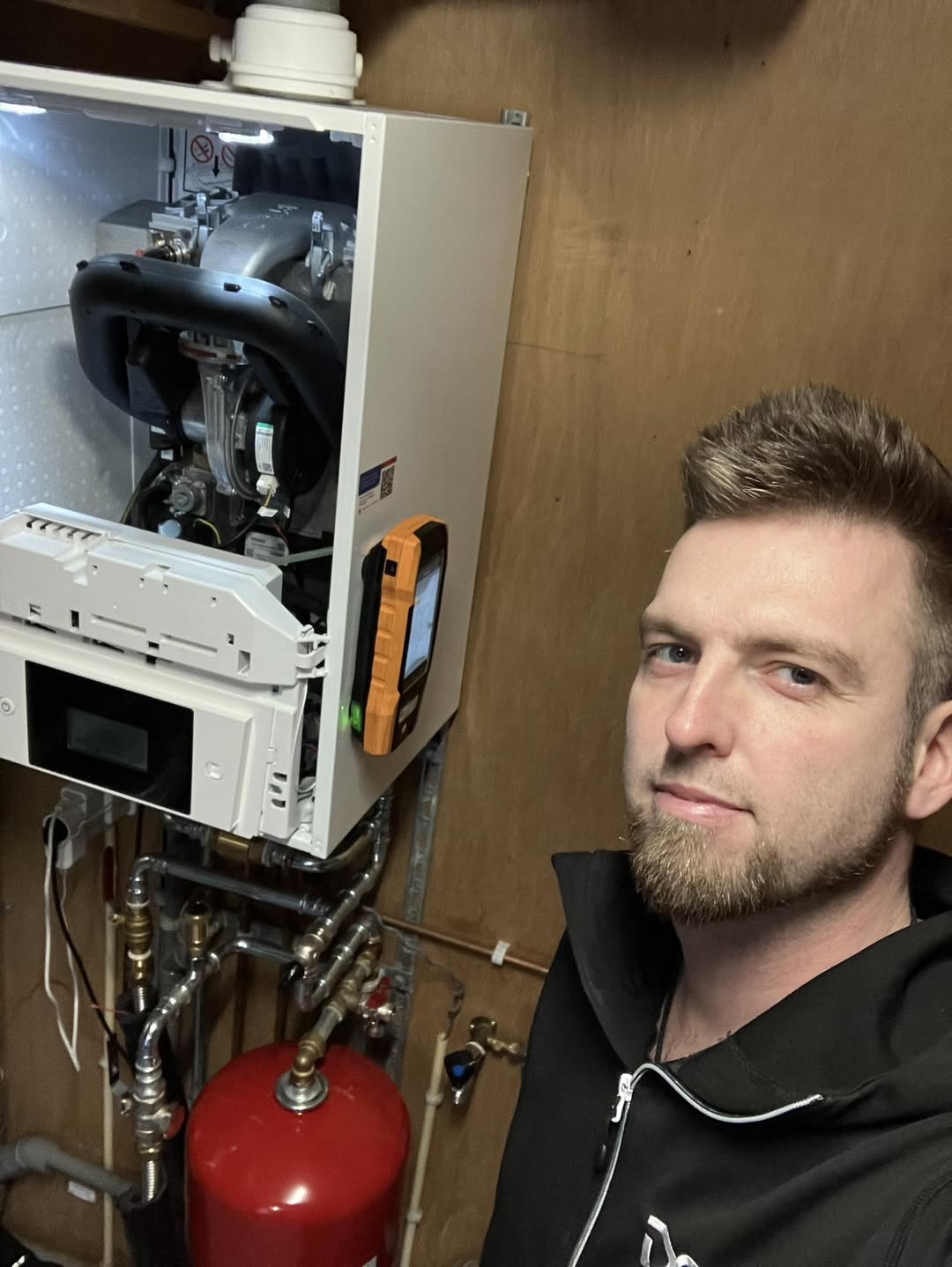 Technicus van DOT bij een cv-ketel